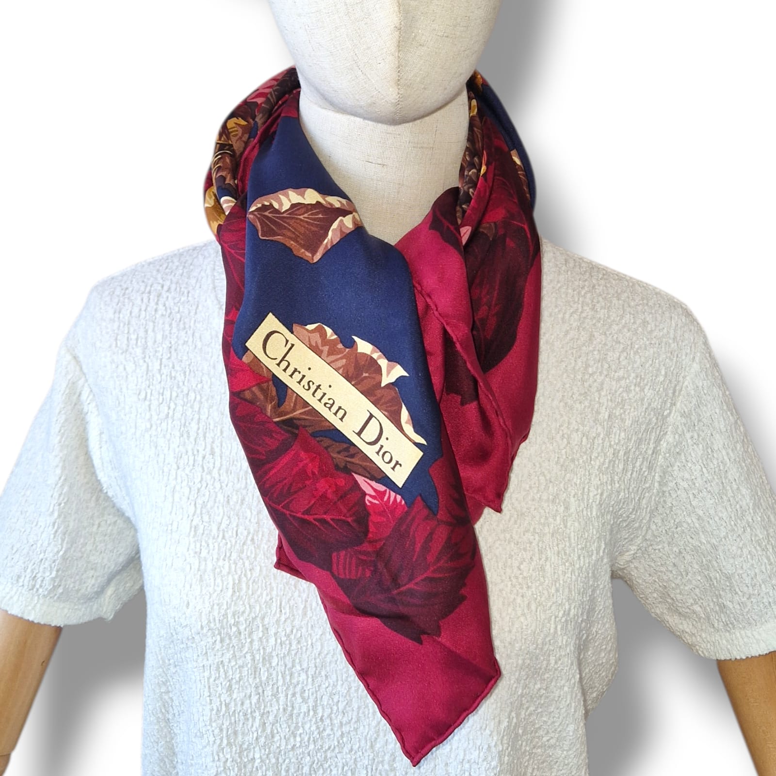 Carré Christian Dior en soie rouge et bleu avec motif feuilles automnales