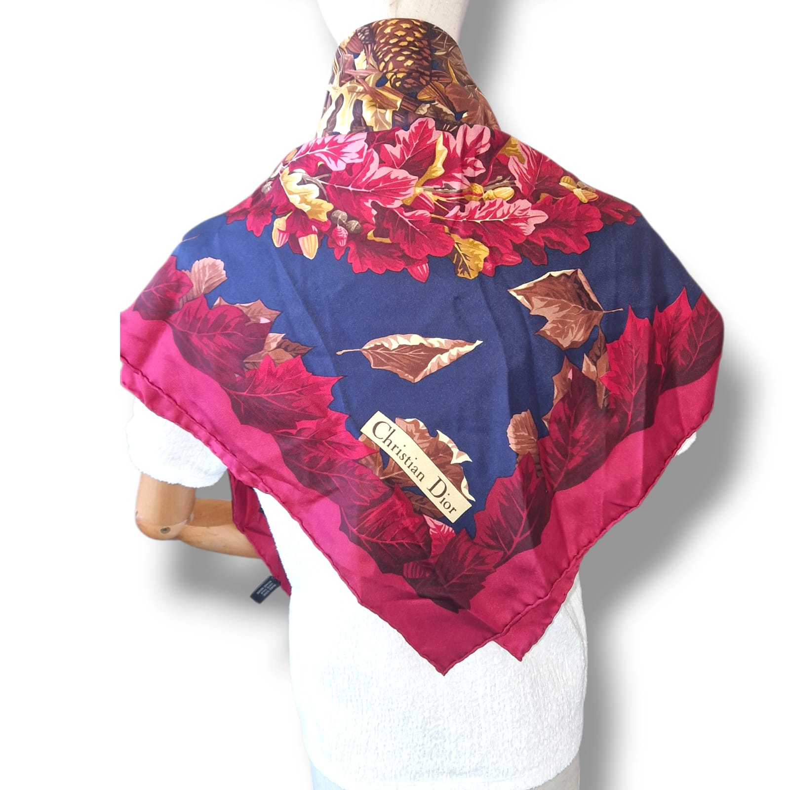 Carré Christian Dior en soie rouge et bleu avec motif feuilles automnales