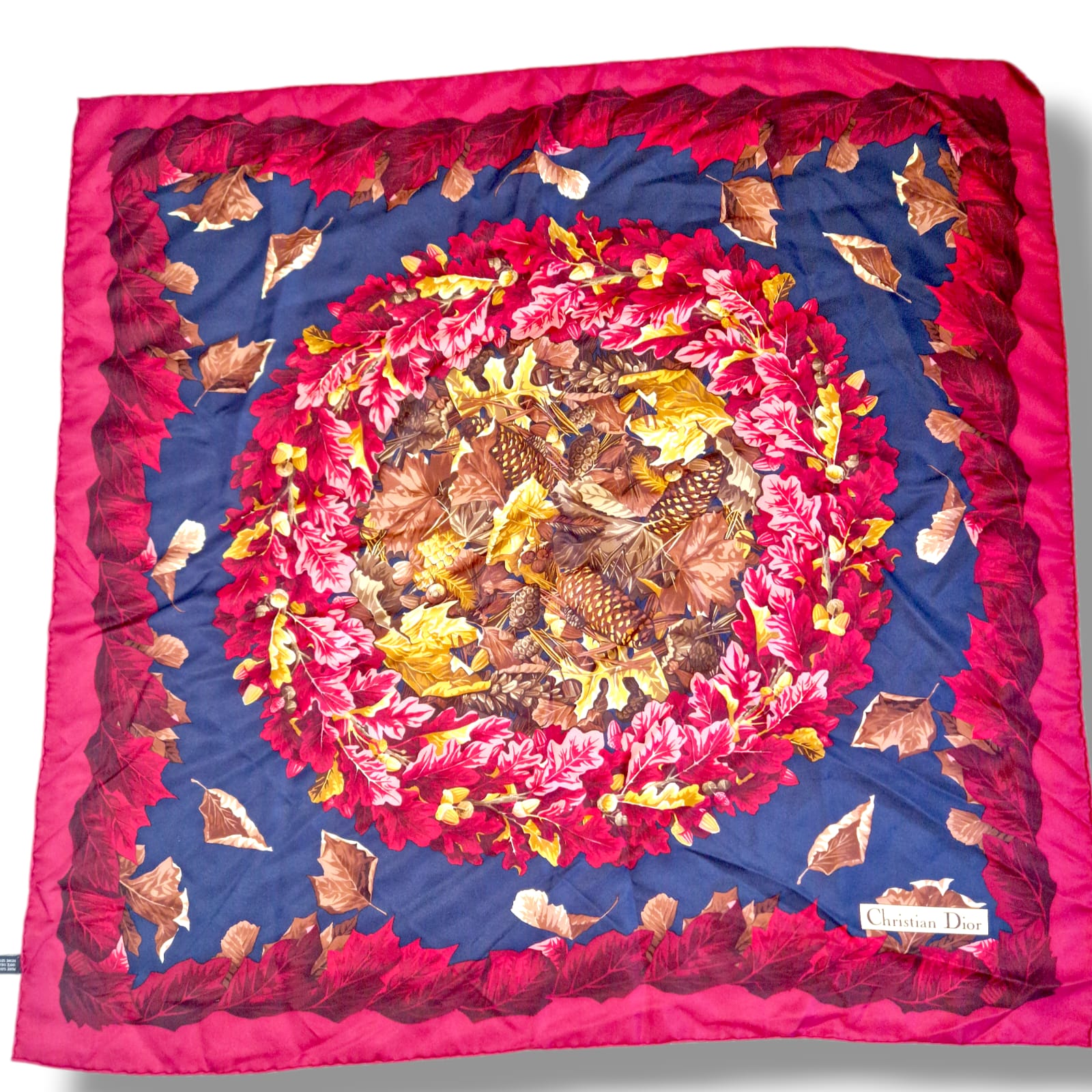 Carré Christian Dior en soie rouge et bleu avec motif feuilles automnales