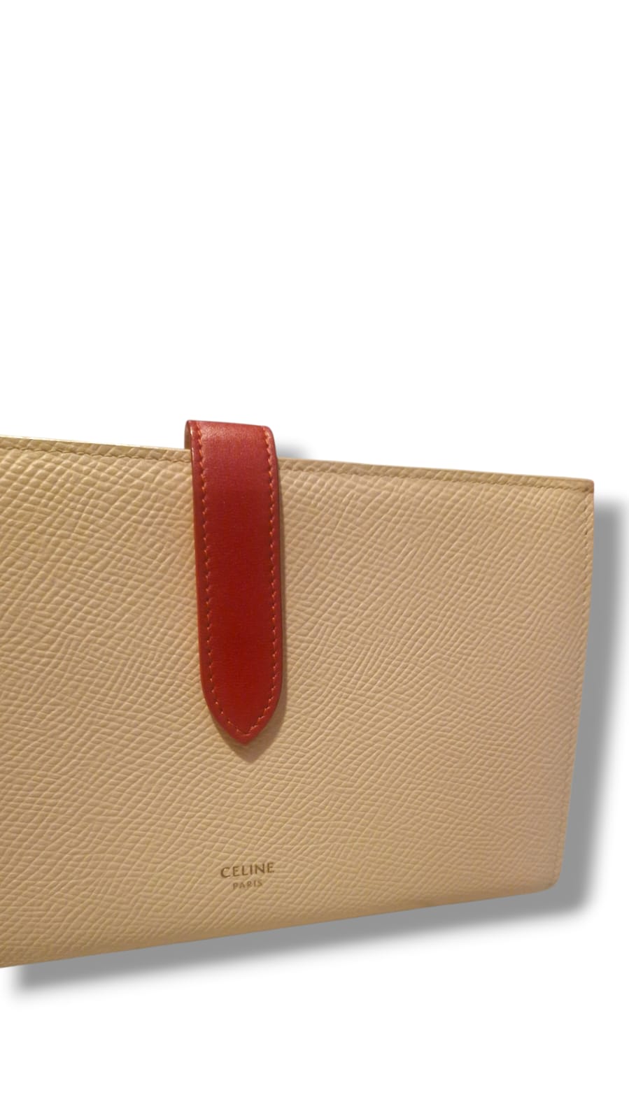 Portefeuille CELINE Large Flap cuir grainé beige avec fermeture rouge