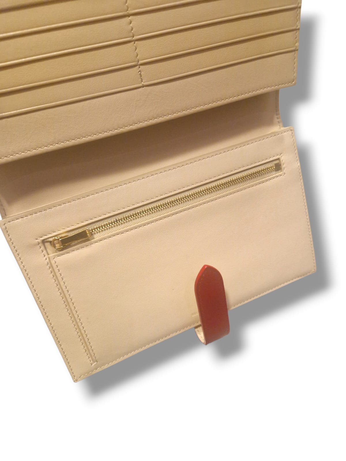 Portefeuille CELINE Large Flap cuir grainé beige avec fermeture rouge