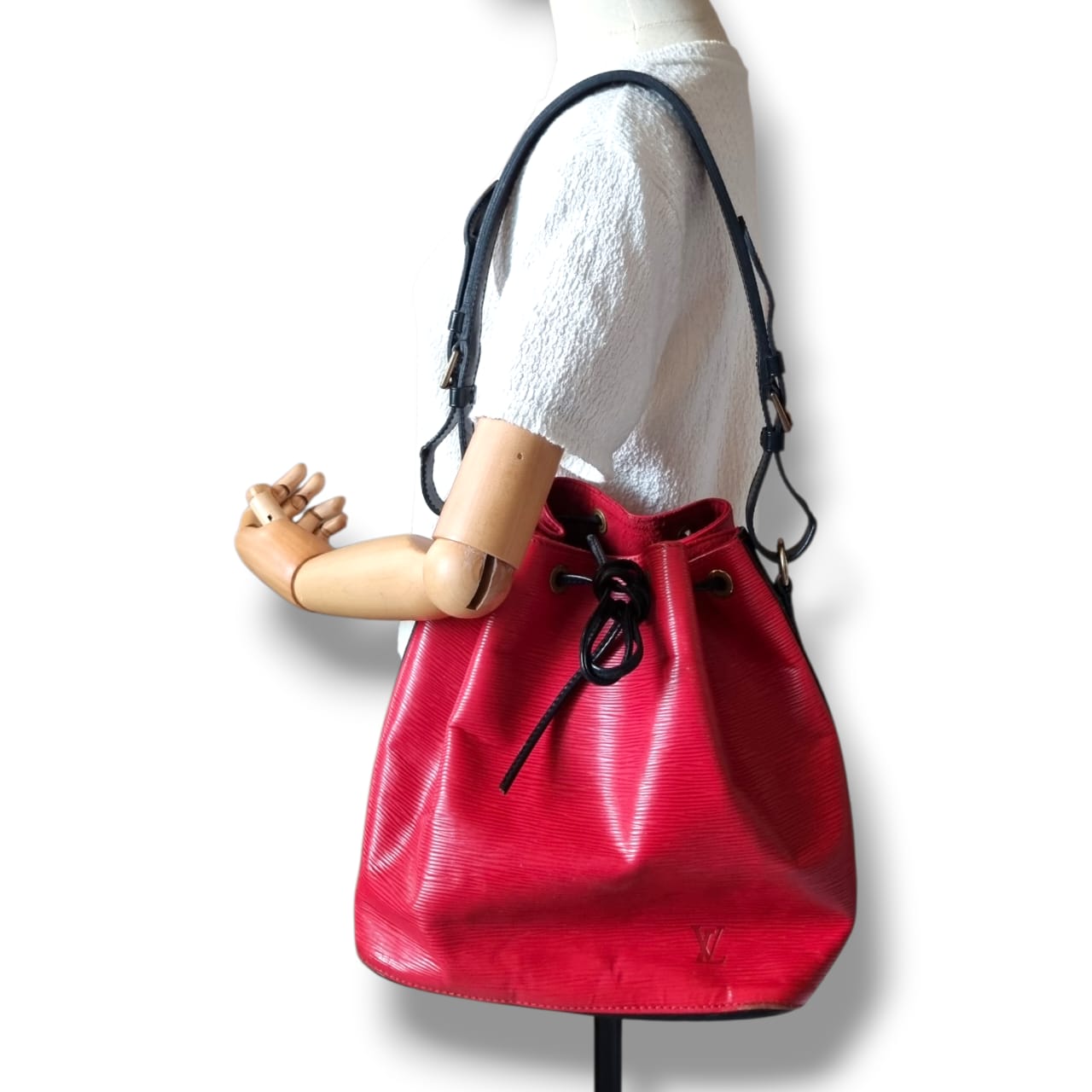 Sac Louis Vuitton Noé en cuir Epi rouge a